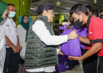 Gus Muhaimin Berbagi Takjil kepada Para Porter di Stasiun Gambir Jakarta Pusat