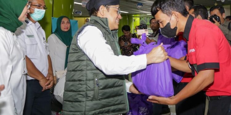 Gus Muhaimin Berbagi Takjil kepada Para Porter di Stasiun Gambir Jakarta Pusat