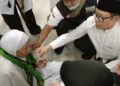 Momen Gus Muhaimin, Menyemangati Jamaah Haji Lansia yang Kelelahan di Mina