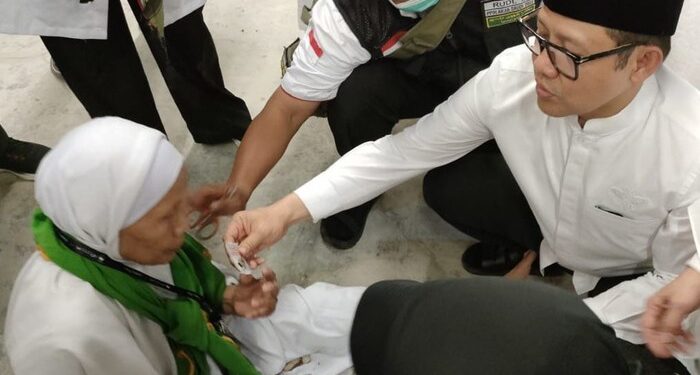 Momen Gus Muhaimin, Menyemangati Jamaah Haji Lansia yang Kelelahan di Mina