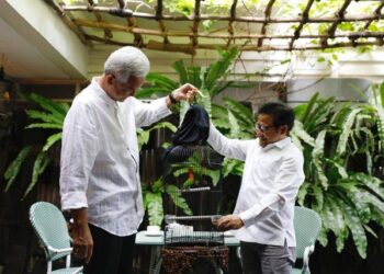 Ketemuan, Ganjar Beri Hadiah Cak Imin Sepasang Lovebird Kombinasi Warna Merah-Hijau