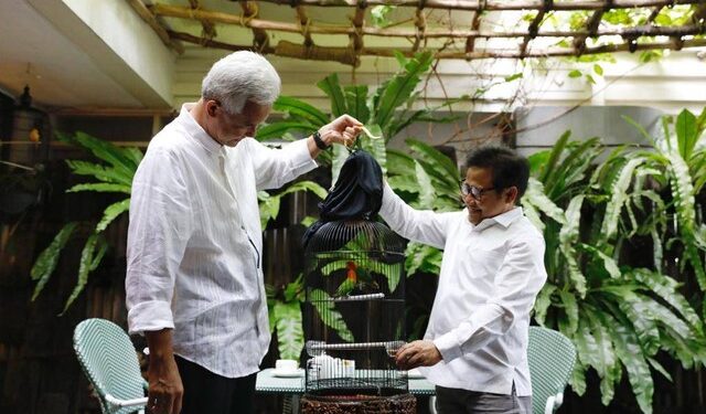 Ketemuan, Ganjar Beri Hadiah Cak Imin Sepasang Lovebird Kombinasi Warna Merah-Hijau