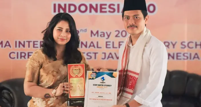 Sukses Berinovasi di Pesantren, KH Imam Jazuli Raih Penghargaan Internasional