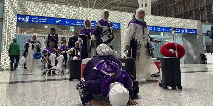 Info Haji 2024: Jemaah Haji UPG-05, Yang Tertunda Gegara Mesin Pesawat Terbakar, Sujud Syukur Setibanya di Madinah