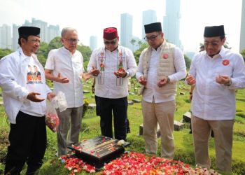 Teladani Kiprah Tokoh Bangsa, RIDO Ziarahi Lima Makam di TPU Karet Bivak