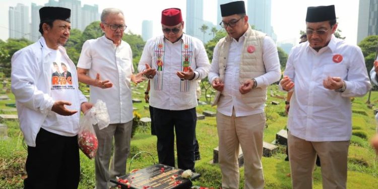 Teladani Kiprah Tokoh Bangsa, RIDO Ziarahi Lima Makam di TPU Karet Bivak