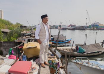 Lihat Langsung Kondisi Tanggul di Muara Baru, Ridwan Kamil Sosialisasikan Manfaat Giant Sea Wall untuk Warga Jakarta Utara
