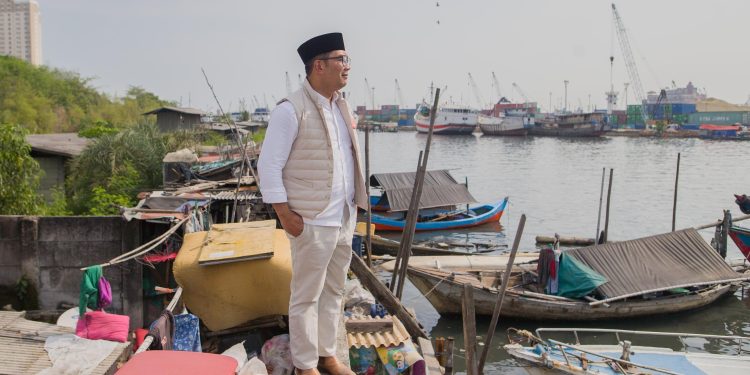 Lihat Langsung Kondisi Tanggul di Muara Baru, Ridwan Kamil Sosialisasikan Manfaat Giant Sea Wall untuk Warga Jakarta Utara
