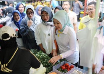 Blusukan di Pasar Madrasah Jakbar, Atalia Beli Bawang Merah Hingga Minum Jamu Kunyit Asam