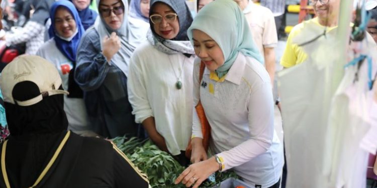 Blusukan di Pasar Madrasah Jakbar, Atalia Beli Bawang Merah Hingga Minum Jamu Kunyit Asam